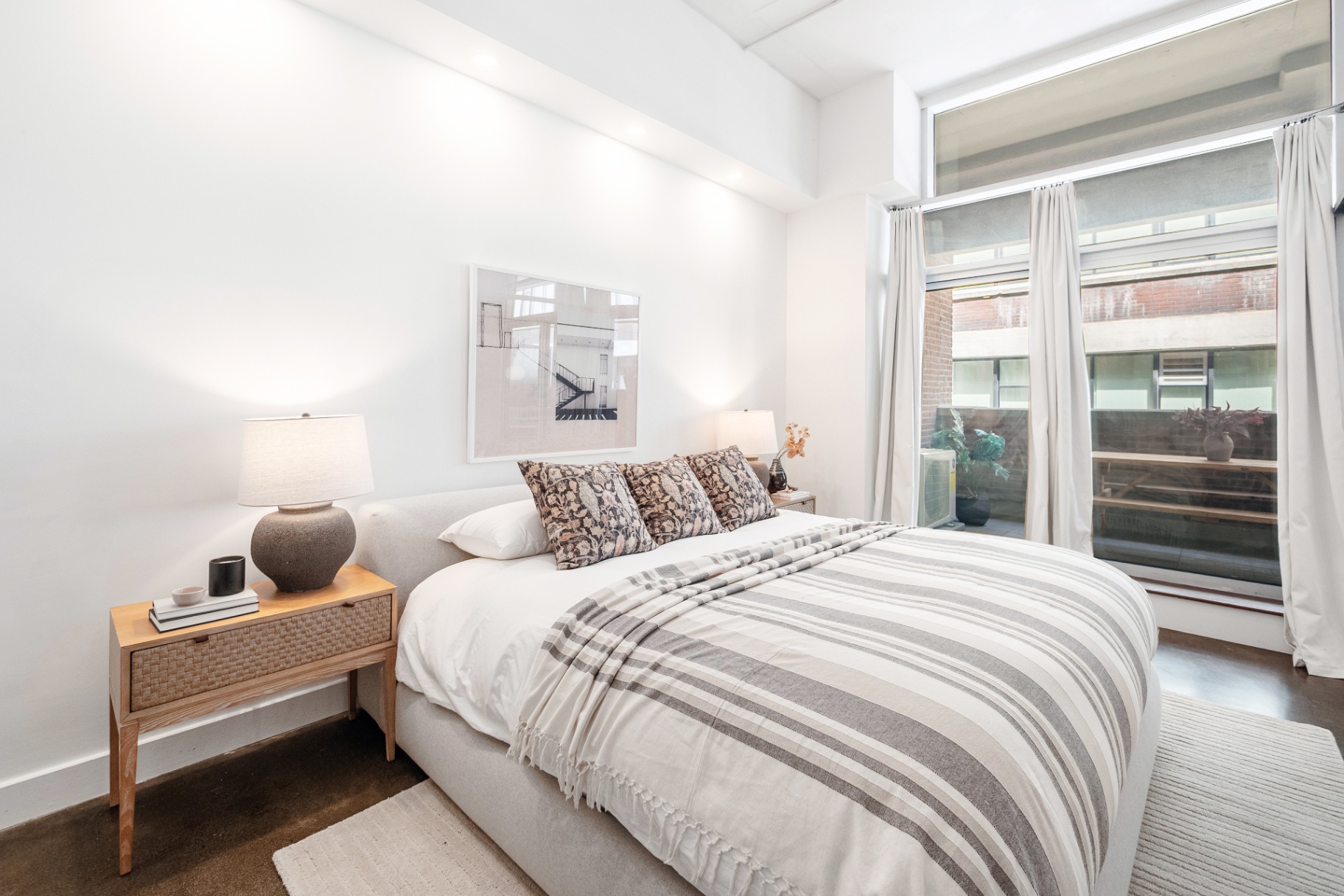 Second bedroom with natural light